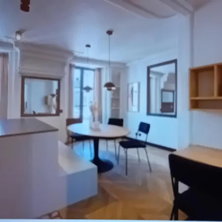 Front Metro , Center , Amusing Place ,Close To Monument As Eiffel Tour And Louvre Meusm Apartment