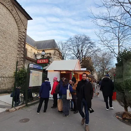 Front Metro , Center , Amusing Place ,Close To Monument As Eiffel Tour And Louvre Meusm Paris