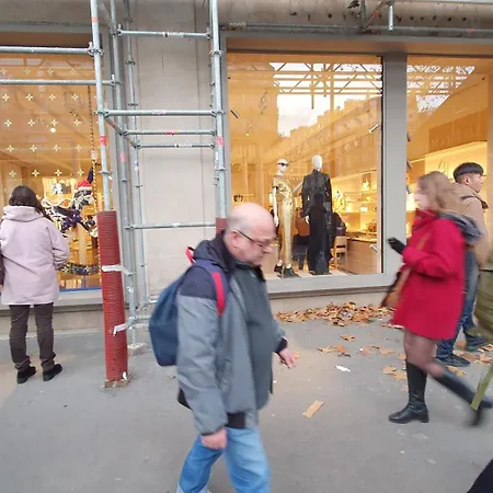 Front Metro , Center , Amusing Place ,Close To Monument As Eiffel Tour And Louvre Meusm Paris