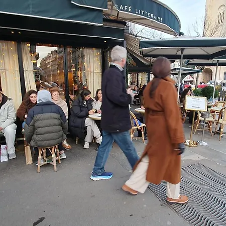 Front Metro , Center , Amusing Place ,Close To Monument As Eiffel Tour And Louvre Meusm * Paris